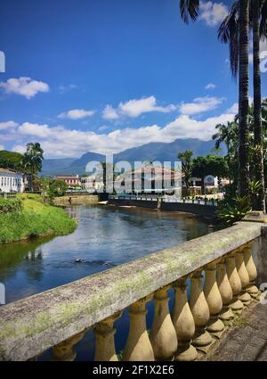 Cassas coloniais na beira do rio em Morretes, Paraná Stockfoto