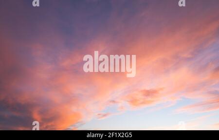 wolkiger Himmel in einem sehr bunten Sonnenuntergang mit roten Wolken Stockfoto