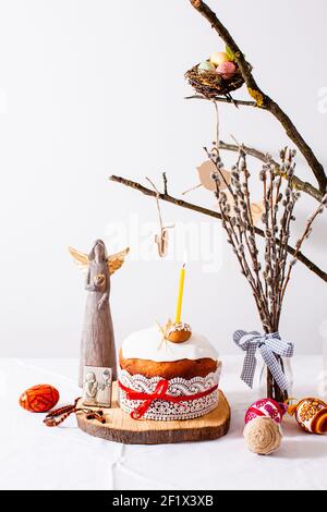 Osterkuchen und bunte Eier auf weißem Hintergrund Stockfoto