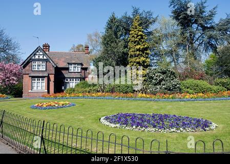 The Lodge, Clissold Park mit Blumenbeeten vor dem Hotel, Stoke Newington, London Borough of Hackney Stockfoto