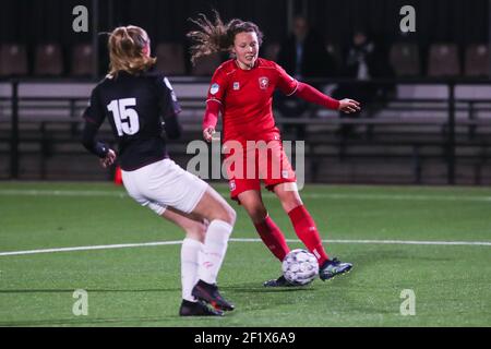 ENSCHEDE, NIEDERLANDE - 9. MÄRZ: Danielle Noordermeer von Excelsior, Fenna Kalma vom FC Twente während des Pure Energie Eredivisie Vrouwen-Spiels Stockfoto