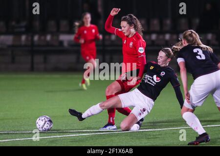 ENSCHEDE, NIEDERLANDE - MÄRZ 9: Fenna Kalma vom FC Twente, Danielle Noordermeer von Excelsior während des Pure Energie Eredivisie Vrouwen-Spiels Stockfoto