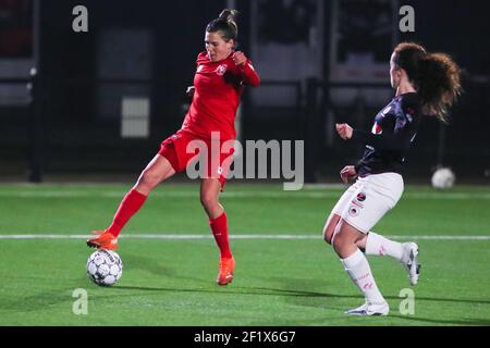 ENSCHEDE, NIEDERLANDE - MÄRZ 9: Rieke Dieckmann vom FC Twente, Stephanie Coelho Aurelio von Excelsior beim Spiel Pure Energie Eredivisie Vrouwen Stockfoto