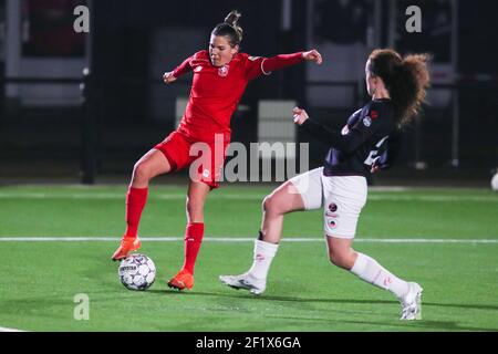 ENSCHEDE, NIEDERLANDE - MÄRZ 9: Rieke Dieckmann vom FC Twente, Stephanie Coelho Aurelio von Excelsior beim Spiel Pure Energie Eredivisie Vrouwen Stockfoto