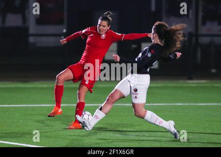 ENSCHEDE, NIEDERLANDE - MÄRZ 9: Rieke Dieckmann vom FC Twente, Stephanie Coelho Aurelio von Excelsior beim Spiel Pure Energie Eredivisie Vrouwen Stockfoto