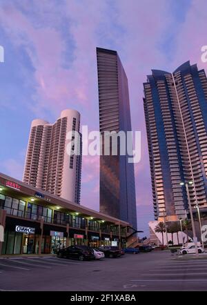 Mai 07, 2020 - Sunny Isles, Florida, USA - Sonnenuntergang reflektiert von luxuriösen Hochhäusern und schafft eine verträumte Atmosphäre, vertikale Aufnahme Stockfoto