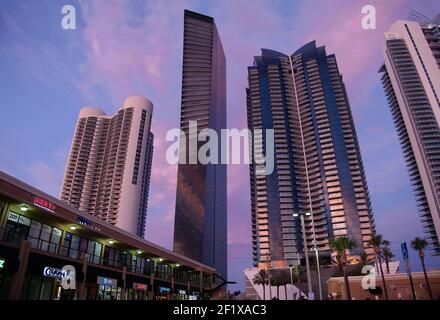 07. Mai 2020 - Sunny Isles, Florida, USA - Sonnenuntergang reflektiert von luxuriösen Hochhäusern und schafft eine verträumte Atmosphäre, horizontale Aufnahme Stockfoto