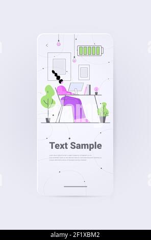 Glückliche starke Geschäftsfrau mit voller grüner Batterie sitzen am Arbeitsplatz Energy Level Concept vertikale volle Länge kopieren Raum Vektor-Illustration Stock Vektor