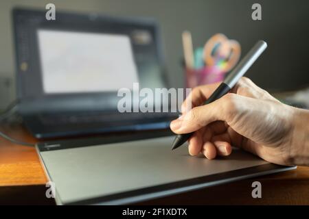 Grafikdesigner, der digitale Grafiken mit einem Stifttablett erstellt Stockfoto