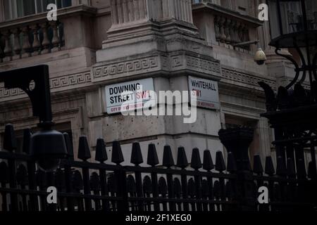 Downing Street-Schilder am Sicherheitstor. The Street in Westminster, London, wo der britische Premierminister lebt und arbeitet. Stockfoto