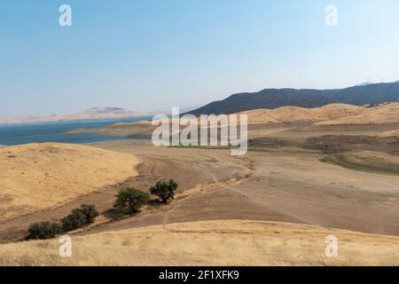 Das San Luis Reservoir während der trockenen und heißen Jahreszeit, Kalifornien, USA Stockfoto