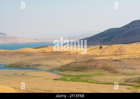 Das San Luis Reservoir während der trockenen und heißen Jahreszeit, Kalifornien, USA Stockfoto