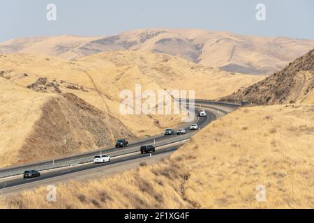 Autobahn-Straße, die die San Luis Reservoir Täler während der trockenen und heißen Jahreszeit überquert, Kalifornien, USA Stockfoto