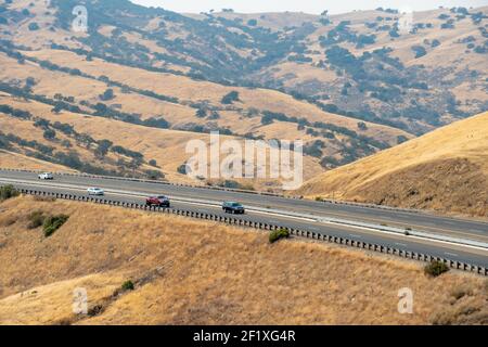 Autobahn-Straße, die die San Luis Reservoir Täler während der trockenen und heißen Jahreszeit überquert, Kalifornien, USA Stockfoto