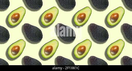 Nahtloses Muster von frischen reifen grünen Avocado isoliert auf grünem Hintergrund. Draufsicht. Banner. Flache Lay-Komposition. Stockfoto