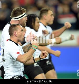 Der Neuseeländer Aaron Cruden beim Haka Kapa o Pango vor dem Rugby-Union-Testspiel 2013 zwischen Frankreich und Neuseeland am 9. November 2013 in Saint Denis, Frankreich. Foto Philippe Millereau / KMSP / DPPI Stockfoto