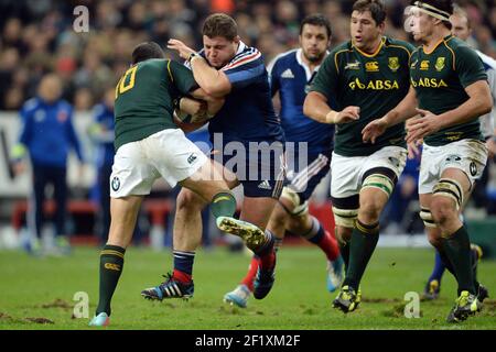 Der Franzose Benjamin Kayser stellt den Südafrikaner Morne Steyn während des internationalen Rugby Union-Herbsttestmatches 2013 zwischen Frankreich und Südafrika am 23. November 2013 im Stade de France in Saint-Denis, Frankreich, in den Kampf. Foto Philippe Millereau / KMSP / DPPI Stockfoto