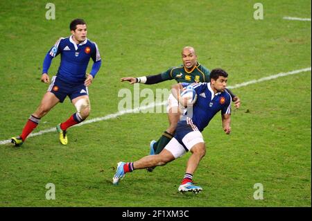 Die französische Wesley Fofana gegen die südafrikanische JP Pietersen beim Internationalen Herbsttestspiel 2013 zwischen Frankreich und Südafrika am 23. November 2013 im Stade de France in Saint-Denis, Frankreich. Foto Stephane Kempinaire / KMSP / DPPI Stockfoto