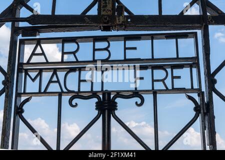 Blick auf das historische Eingangstor im KZ Dachau In der Nähe von München Stockfoto