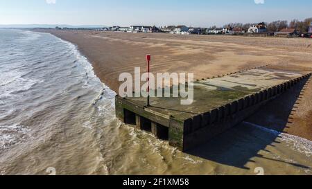 Wasserauslass in Normans Bay, East Sussex, Großbritannien Stockfoto