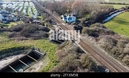 Luftaufnahme der Eisenbahnlinie und der Wasserfilterbetten in Normans Bay, East Sussex, Großbritannien Stockfoto