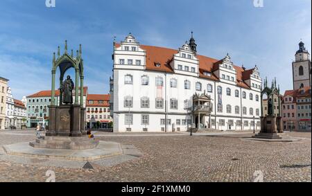 Der historische Marktplatz in Wittenberg mit dem Lutherdenkmal Und das Rathaus Gebäude Stockfoto