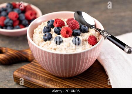 Zubereitete Haferflocken mit Beeren Stockfoto