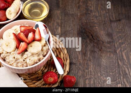Zubereitete Haferflocken mit Früchten und Beeren Stockfoto