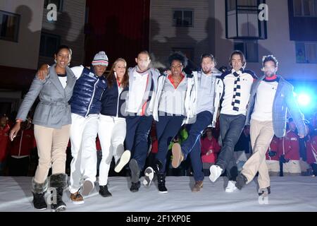 Omnisports - Les Etoiles du Sport 2013 - La Plagne - Frankreich - 18. Dezember 2013 - Photo Philippe Millereau / KMSP / DPPI - Modenschau Lacoste, Lacoste präsentiert die Bekleidungs-Linie für Sotchi Olympische Spiele 2014 mit französischen Champions, von links nach rechts : Malia Metella, Wilhem Belocian, Astrid guyart, Hugues Duboscq, Marie-Jo Perec, Alexis Vastine, Robert Pires, Arnaud Clement Stockfoto