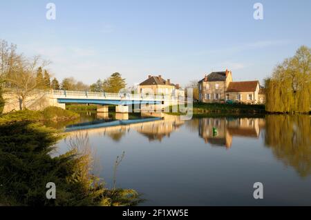 Brücke, die nach Cercy-la-Tour, Nièvre, Burgund, Frankreich führt Stockfoto