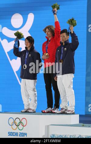 Snowboard Männer Halfpipe Podium auf dem Platz Medaillen während der XXII Olympischen Winterspiele Sotchi 2014, Tag 5, am 12. Februar 2014 in Sotschi, Russland. Foto Pool KMSP / DPPIAyumu Hirano aus Japan ist Silbermedaillengewinner, Iouri Podladtchikov aus der Schweiz ist Goldmedaillengewinner und Taku Hiraoka aus Japan ist Bronzemedaillengewinner Stockfoto