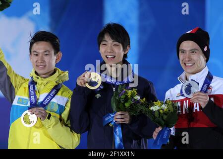 Eiskunstlauf Männer Single Skating Podium auf dem Platz Medaillen während der XXII Olympischen Winterspiele Sotchi 2014, Tag 8, am 15. Februar 2014 in Sotschi, Russland. Foto Pool KMSP / DPPIDenis zehn aus Kasachstan, Bronzemedaille, Yuzuu Hanyu aus Japan, Goldmedaille und Patrick Chan aus Kanada, Silbermedaille. Stockfoto