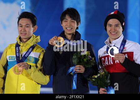 Eiskunstlauf Männer Single Skating Podium auf dem Platz Medaillen während der XXII Olympischen Winterspiele Sotchi 2014, Tag 8, am 15. Februar 2014 in Sotschi, Russland. Foto Pool KMSP / DPPIDenis zehn aus Kasachstan, Bronzemedaille, Yuzuu Hanyu aus Japan, Goldmedaille und Patrick Chan aus Kanada, Silbermedaille. Stockfoto