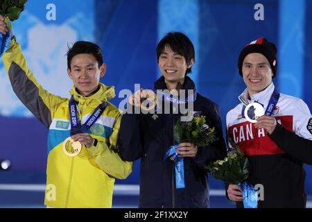 Eiskunstlauf Männer Single Skating Podium auf dem Platz Medaillen während der XXII Olympischen Winterspiele Sotchi 2014, Tag 8, am 15. Februar 2014 in Sotschi, Russland. Foto Pool KMSP / DPPIDenis zehn aus Kasachstan, Bronzemedaille, Yuzuu Hanyu aus Japan, Goldmedaille und Patrick Chan aus Kanada, Silbermedaille. Stockfoto