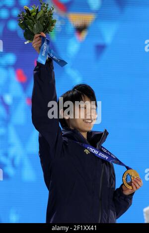 Eiskunstlauf Männer Single Skating Podium auf dem Platz Medaillen während der XXII Olympischen Winterspiele Sotchi 2014, Tag 8, am 15. Februar 2014 in Sotschi, Russland. Foto Pool KMSP / DPPIYuzuu Hanyu aus Japan, Goldmedaille Stockfoto