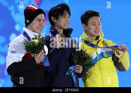 Eiskunstlauf Männer Single Skating Podium auf dem Platz Medaillen während der XXII Olympischen Winterspiele Sotchi 2014, Tag 8, am 15. Februar 2014 in Sotschi, Russland. Foto Pool KMSP / DPPIPatrick Chan aus Kanada, Silbermedaille, Yuzuru Hanyu aus Japan, Goldmedaille und Denis Ten aus Kasachstan, Bronzemedaille. Stockfoto