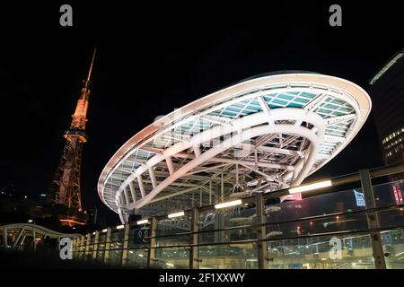 Nagoya, JAPAN - 05. November 2017: Stadtbild von Nagoya in der Nacht Oasis 21 und Nagoya TV Tower in Sakae., Japan., EIN Einkaufskomplex und sein großes Oval Stockfoto