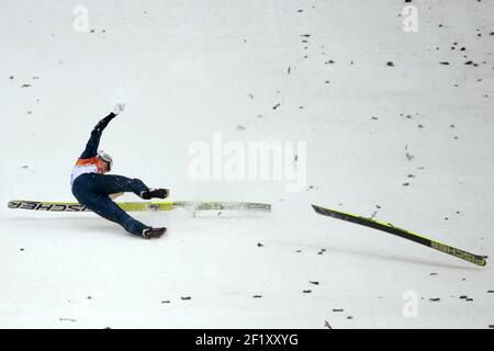 Taihei Kato aus Japan tritt und fällt während der einzelnen nordischen Kombination, Gundersen Großschanzen Wettbewerb Runde der XXII Olympischen Winterspiele Sotchi 2014, komplexe Sprünge Russkie Gorki, am 18. Februar 2014 in Sotschi, Russland. Fotopool KMSP / DPPI Stockfoto