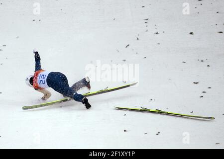 Taihei Kato aus Japan tritt und fällt während der einzelnen nordischen Kombination, Gundersen Großschanzen Wettbewerb Runde der XXII Olympischen Winterspiele Sotchi 2014, komplexe Sprünge Russkie Gorki, am 18. Februar 2014 in Sotschi, Russland. Fotopool KMSP / DPPI Stockfoto