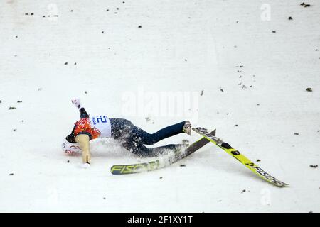 Taihei Kato aus Japan tritt und fällt während der einzelnen nordischen Kombination, Gundersen Großschanzen Wettbewerb Runde der XXII Olympischen Winterspiele Sotchi 2014, komplexe Sprünge Russkie Gorki, am 18. Februar 2014 in Sotschi, Russland. Fotopool KMSP / DPPI Stockfoto