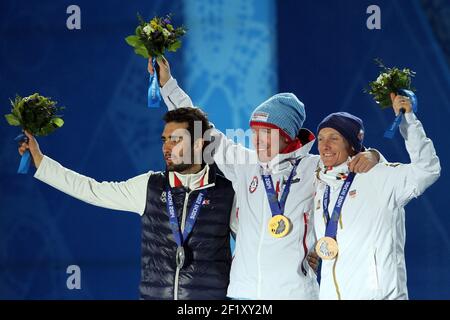 Biathlon Männer Masse Start Podium, Martin Fourcade aus Frankreich ist Silbermedaille, Emil Hegle Svendsen aus Norwegen ist Goldmedaille und Ondrej Moravec aus Tschechien ist Bronzemedaille, auf dem Platz Medaillen während der XXII Olympischen Winterspiele Sotchi 2014, Tag 11, am 18. Februar 2014 in Sotschi, Russland. Fotopool KMSP / DPPI Stockfoto