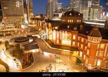 Tokyo, Japan - Jan 03, 2018 : Blick auf das Gebäude Tokyo Station in Tokyo Japan bei Nacht. Dies ist der Hauptbahnhof des Eisenbahnsystems in Tokio mit dem Skysc Stockfoto