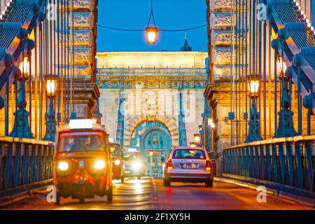 Széchenyi Kettenbrücke in der Nacht Stockfoto