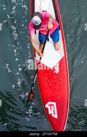 Surfbrett Reisen in der Quelle des Flusses Stockfoto