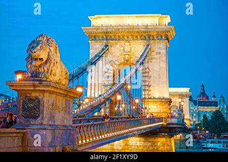 Széchenyi Kettenbrücke in der Nacht Stockfoto