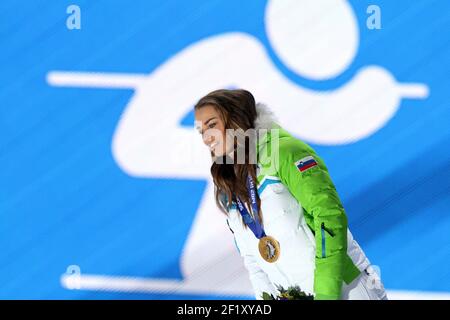 Alpine Ski Damen Riesenslalom Podium, Tina Maze aus Slowenien, Goldmedaille auf dem Platz Medaillen während der XXII Olympischen Winterspiele Sotchi 2014, Tag 12, am 19. Februar 2014 in Sotschi, Russland. Fotopool KMSP / DPPI Stockfoto