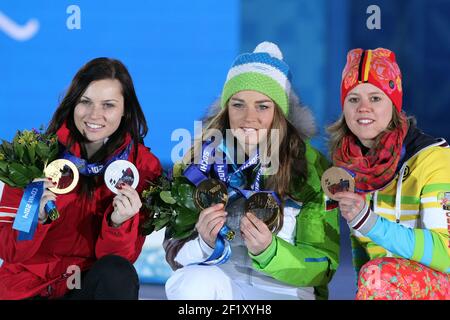 Alpine Ski Damen Riesenslalom Podium, Anna Fenninger aus Österreich, Silbermedaille, Tina Maze aus Slowenien, Goldmedaille und Viktoria Rebensburg aus Deutschland, Bronzemedaille, auf dem Platz Medaillen während der XXII Olympischen Winterspiele Sotchi 2014, Tag 12, am 19. Februar 2014 in Sotschi, Russland. Fotopool KMSP / DPPI Stockfoto
