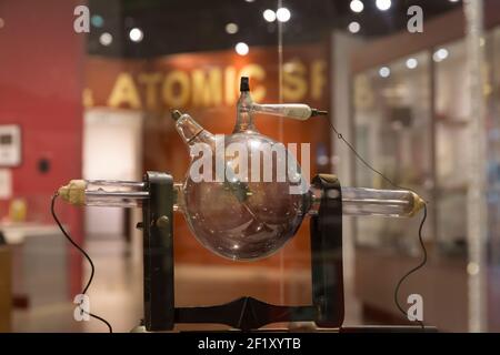 Eine alte Rose Hochfrequenz-Röntgenröhre auf dem Display im National Museum of Nuclear Science & History in Albuquerque, New Mexico. Stockfoto