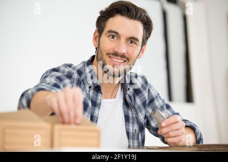 Mann, der Kartons macht Stockfoto