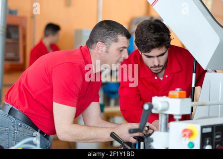 Stellen Sie Arbeitnehmer, die auf elektronische Maschine her Stockfoto